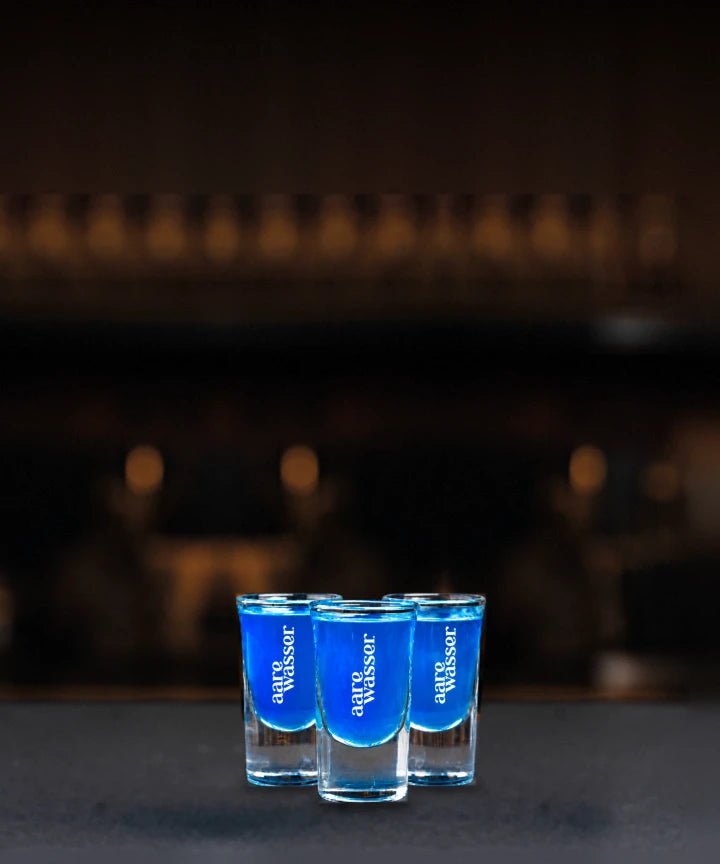 Shot mit Aarewasser, Zitronenlikör aus Bern